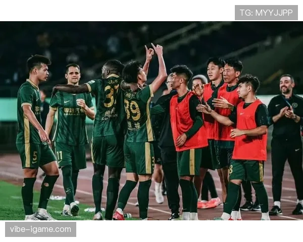 足球新星闪耀赛场，年轻球员迎来高光时刻