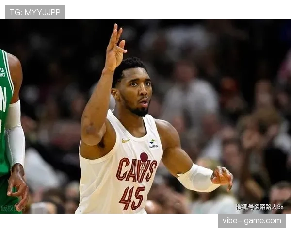 米切尔无球跑动效率提升，主导骑士外线进攻