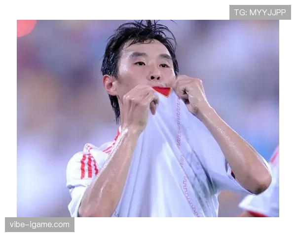 杨昊发图，袖口那块表看着能买我半条街，心态崩了